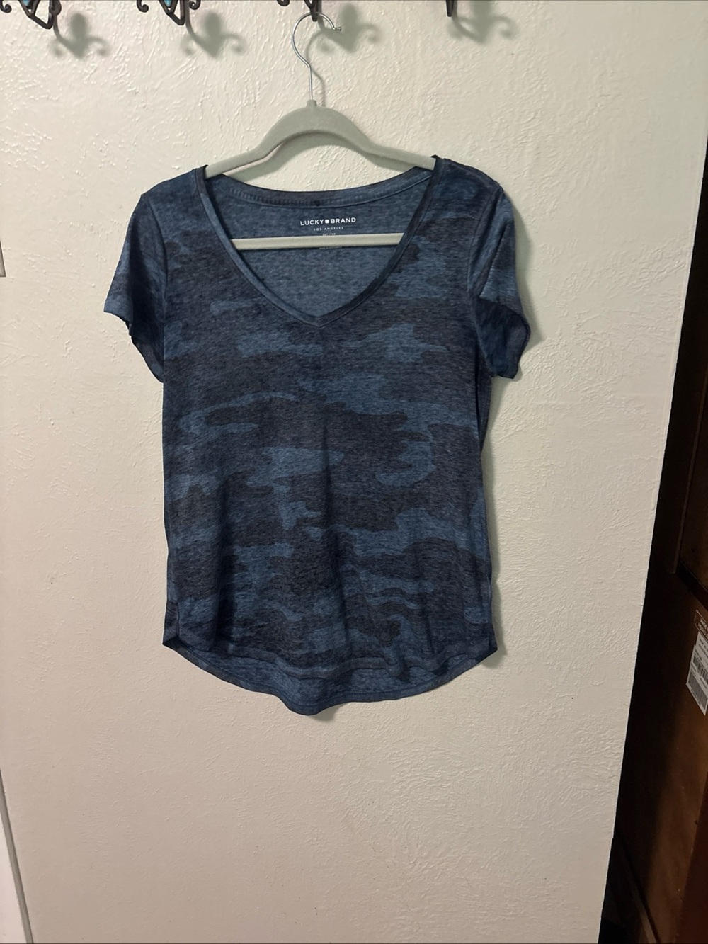 Lucky Brand Women's Blue Camo V-Neck Tee size M